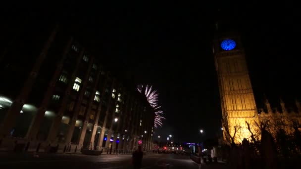 2015, Fuegos artificiales sobre Big Ben a medianoche — Vídeos de Stock