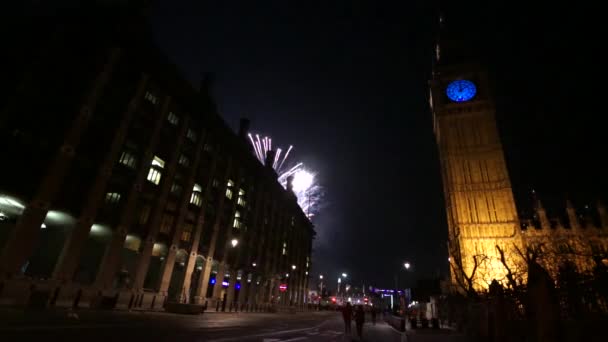 2015, Big Ben gece yarısı üzerinde havai fişek — Stok video