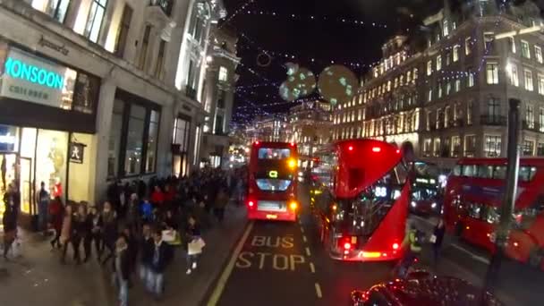 런던 리 젠 트 스트리트 야경, 크리스마스 장식 선물 — 비디오