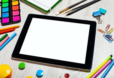 Office araçları ile tabloda boş ekran ile tablet