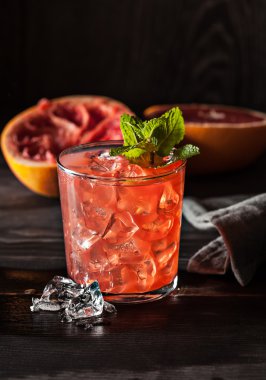 Sulu greyfurt karanlık masaya içki