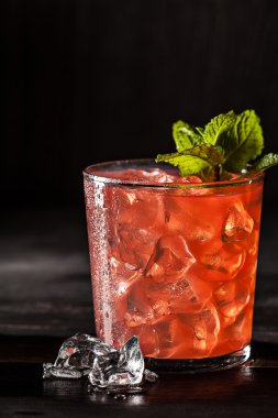 Sulu greyfurt karanlık masaya içki