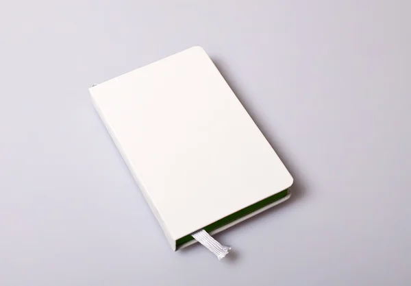 Not defteri boş kapak beyaz masada