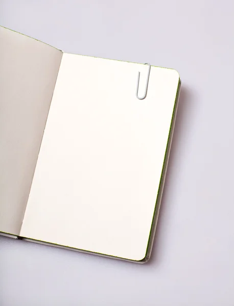 Abra a página em branco do bloco de notas na tabela branca — Fotografia de Stock