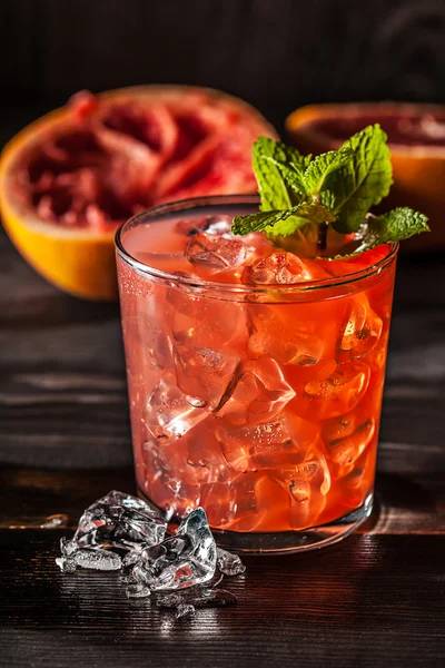 Sappige grapefruit drankje op donkere tafel — Stockfoto