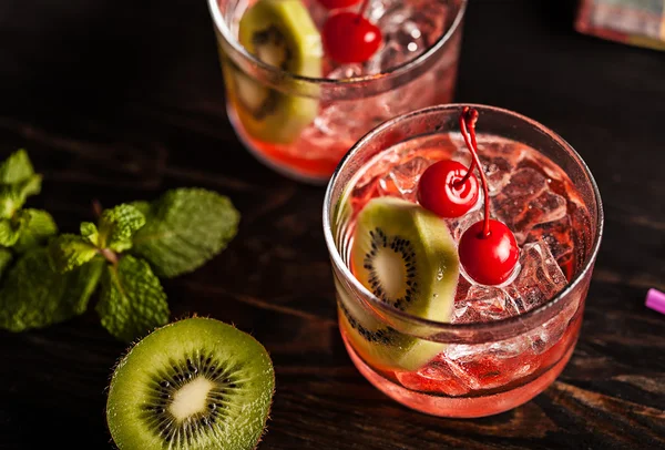 Bebida fría de cóctel de verano con cereza y kiwi —  Fotos de Stock