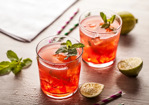 Boisson cocktail d'été froide rouge — Photo