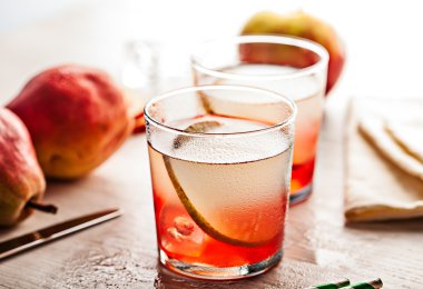 Armut ile soğuk yaz kokteyl içeceği