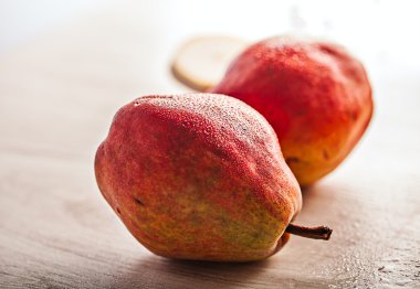 Ahşap masa üzerinde taze sulu kırmızı armut