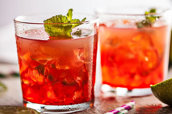 Rode koude zomer cocktail drinken — Stockfoto