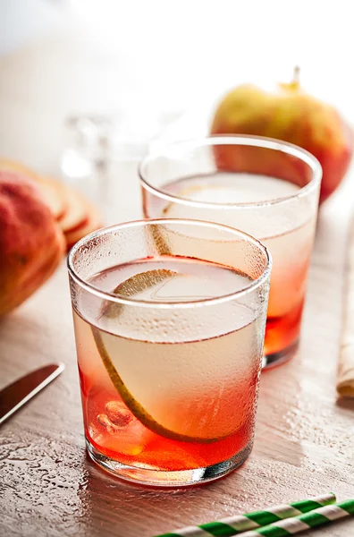 Bebida de coquetel de verão fria com pêra — Fotografia de Stock