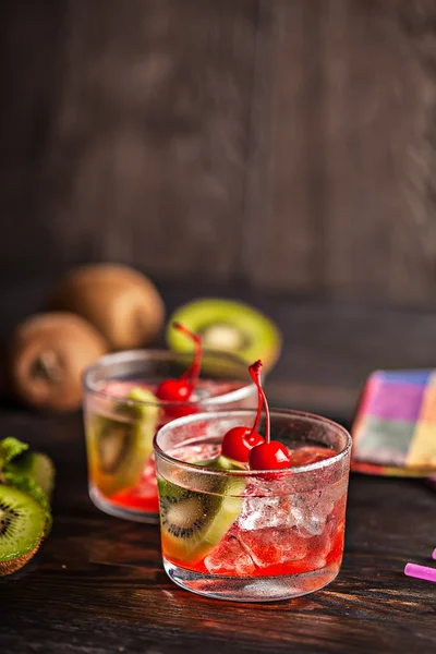 Boisson cocktail froid d'été avec cerise et kiwi — Photo