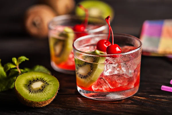 Kiraz ve kivi ile soğuk yaz kokteyl içeceği — Stok fotoğraf