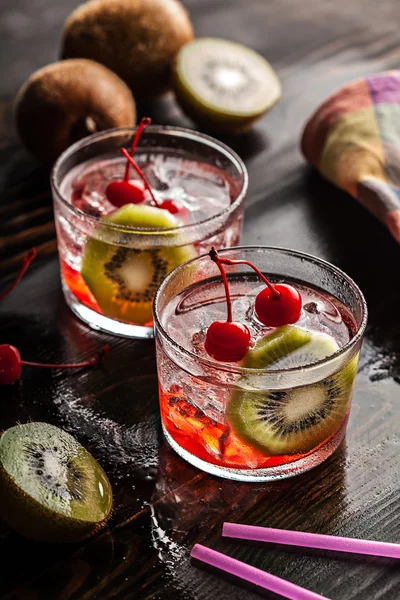 Bebida de coquetel de verão frio com cereja e quivi — Fotografia de Stock