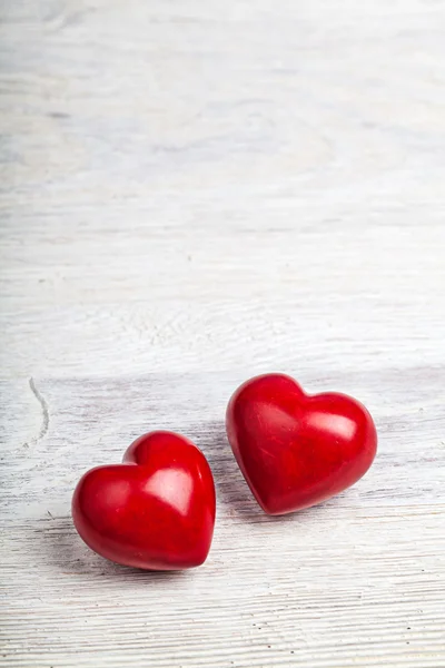 Corações vermelhos na mesa valentine fundo — Fotografia de Stock