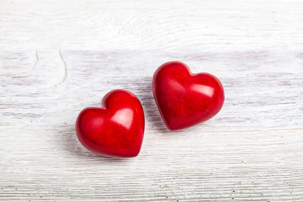 Corazones rojos sobre fondo de San Valentín de mesa — Foto de Stock