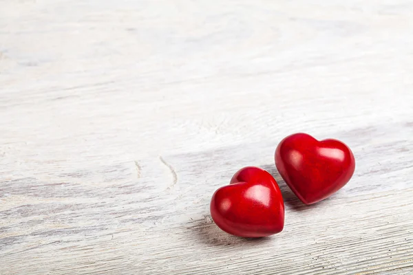 Corazones rojos sobre fondo de San Valentín de mesa — Foto de Stock