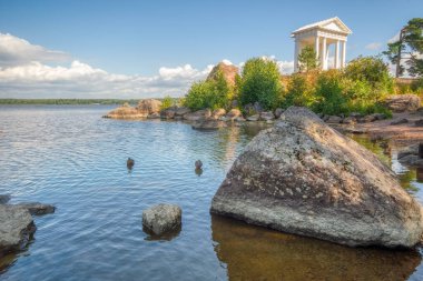 Sıcak bir yaz gününde Monrepos Parkı 'ndaki Neptün Tapınağı. Yürüyüş yolları, Monrepos malikanesi ve aile mezarlığı olan bir müze rezervi. Vyborg, Rusya, Ağustos 2019.