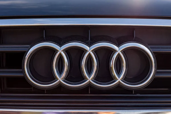 Audi Logo Zbliżenie Letni Dzień Świeżym Powietrzu Moskwa Rosja Sierpień — Zdjęcie stockowe