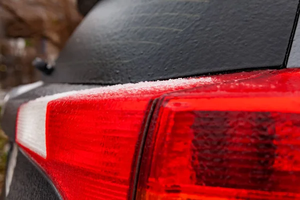 Luce Posteriore Auto Nera Ricoperta Ghiaccio Dopo Una Pioggia Ghiacciata — Foto Stock