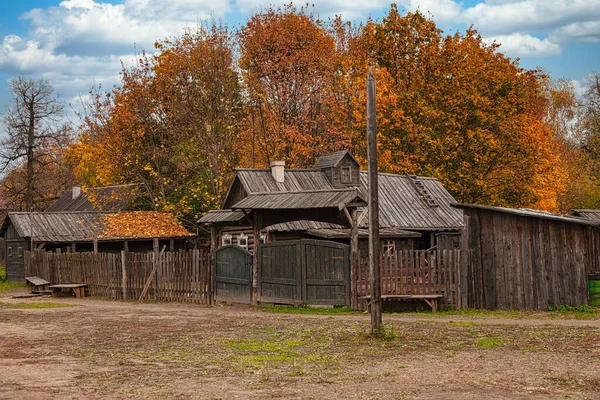 Herbstliche Dorflandschaft Altes Landgut Ein Holzhaus Hinter Einem Holzzaun Vor — Stockfoto