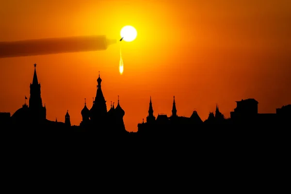 摘要背景 防火的概念 在莫斯科克里姆林宫和圣克里姆林宫的轮廓上挂着一束阳光照亮的蜡烛罗勒大教堂 — 图库照片