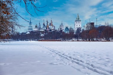 Moskova manzarası. Moskova 'daki Izmailovsky Kremlin' in kış manzarası Ocak 2021 Moskova 'daki donmuş bir göletin buzundan