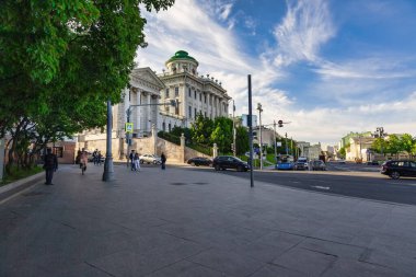 Pashkov Evi, güneşli bir yaz akşamında neoklasik tarzda bir malikane. Moskova 'daki ilk halk müzesi. Bugün, Rusya Devlet Kütüphanesi bu binada yer almaktadır. MOSCOW, Rusya Haziran 2021:
