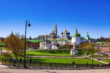 Kutsal Trinity St. Sergius Lavra çok güzel bir yaz manzarası. Sergiev Posad (eski adı Zagorsk), Rusya 'nın Altın Halkası' nda bir turistik merkezdir. Sergiev Posad, Rusya, Mayıs 2021