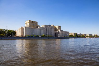 Rusya Federasyonu Savunma Bakanlığı 'nın anıtsal binası güneşli bir yaz gününde Moskva Nehri' nin suyundan Frunzenskaya Embankment 'ta. Moskova, Rusya, Temmuz 2021