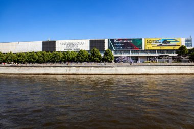 Güneşli bir yaz gününde, Moskova Nehri 'nin suyundan uzak Krymsky Val' deki Tretyakov Galerisi 'nin binası. Moskova, Rusya, Temmuz 2021