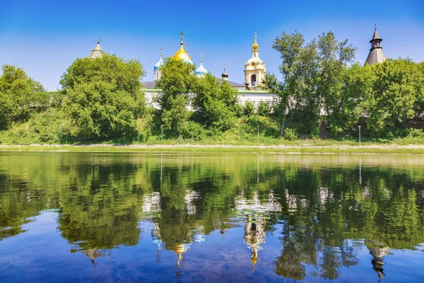 Panoramautsikt Över Novospasskij Stavropol Klostret Solig Sommardag Reflektion Klostret Vattnen — Stockfoto