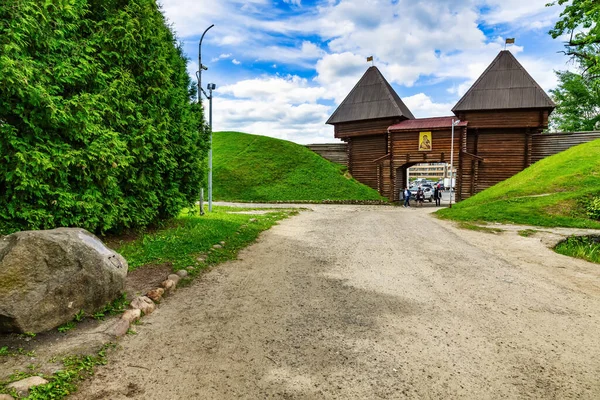 Wooden Gates Built Earthen Ramparts Dmitrov Kremlin Cloudy Summer Day — Fotografia de Stock