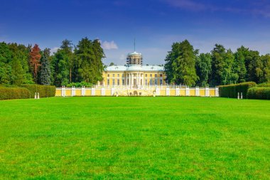 Yusupov Sarayı, Arkhangelskoye Müzesi 'nin ana malikanesi. Büyük tezgahların manzarası. Arkhangelskoye, Moskova Bölgesi, Rusya, Ağustos 2021