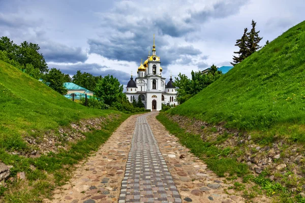 Utsikt Genom Vallarna Dmitrov Kreml Till Antagande Katedralen Solig Varm — Stockfoto