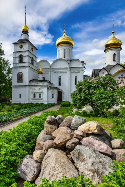 ボリスとグレブカテドラルボリスとグレブの修道院で晴れた暖かい夏の日に モスクワ地方ドミトロフ2021年7月 — ストック写真