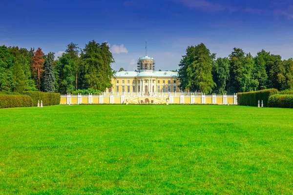 Yusupov Sarayı, Arkhangelskoye Müzesi 'nin ana malikanesi. Büyük tezgahların manzarası. Arkhangelskoye, Moskova Bölgesi, Rusya, Ağustos 2021