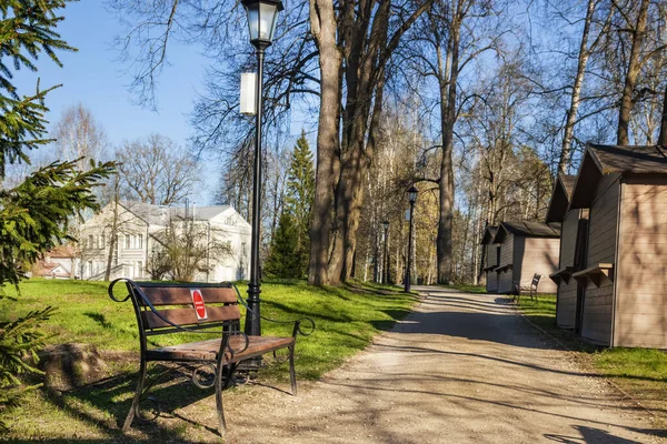 アブラムトセヴォ州歴史 文学博物館 保護区 美しい錬鉄製のベンチと早春のマナーパークの路地 ロシア モスクワ地方 2021年5月 — ストック写真