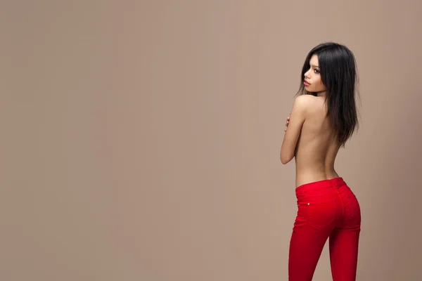 穿红裤子的女孩 — 图库照片