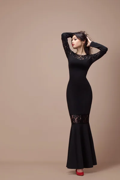 Das Mädchen im schwarzen Kleid — Stockfoto