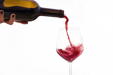 Kırmızı şarap bir şişe şarap cam içine dökülür.