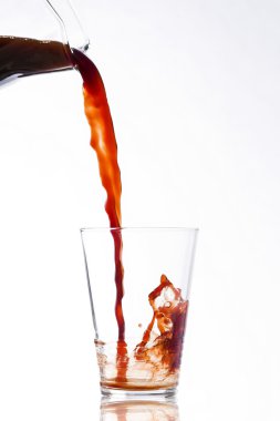 İçki bir sürahi bir cam içine dökülür.