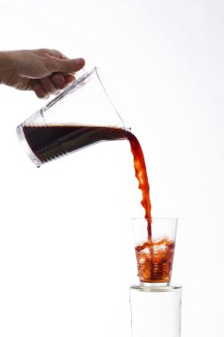 İçki bir sürahi bir cam içine dökülür.