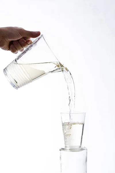 Bebida vertida de una jarra en un vaso — Foto de Stock