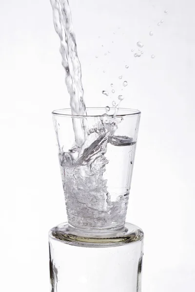 Agua vertida en un vaso — Foto de Stock