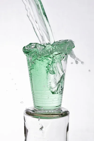 Bebida verde vertida en un vaso — Foto de Stock