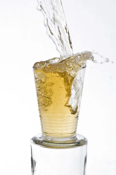 Bebida de color té vertida en un vaso — Foto de Stock
