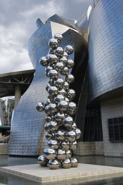 Büyük ağaç ve göz önünde Guggenheim heykel 