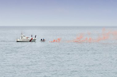 Bir tekne kurtarmak için sahil güvenlik tarafından müdahale