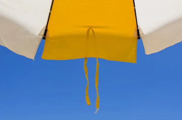 Détail d'un parapluie de plage avec dentelle sur le fond du bleu s — Photo